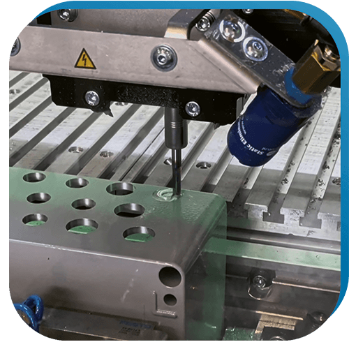 Die CNC-Fräsmaschine DATRON M8Cube in Nahaufnahme beim Fräsen von Löchern in ein Gehäuse.