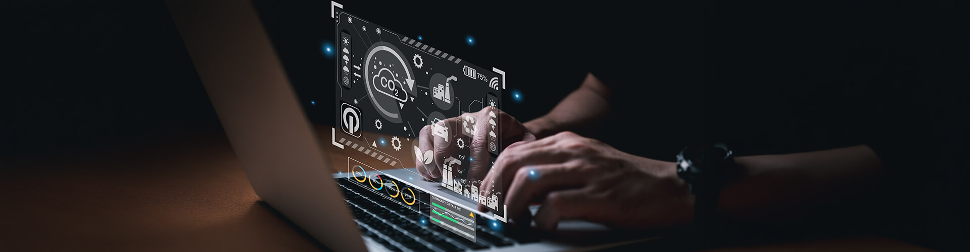 Hände eines Mannes die einen Laptop bedienen. Über der Tastatur schwebt eine garfische Darstellung verschiedenster Symbole, die im Zusammenhang mit Energiemanagement stehen.