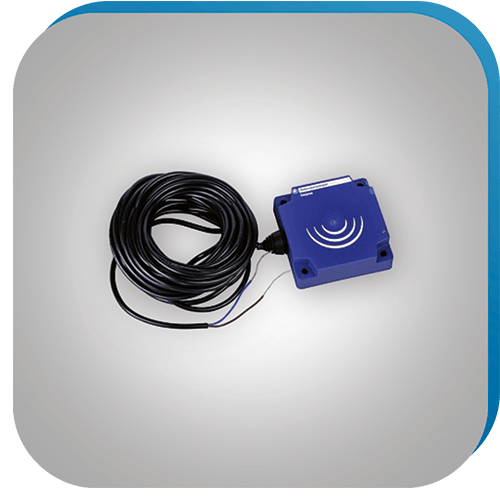 Quadratischer Näherungssensor mit angeschlossenem zweiadrigem Kabel.