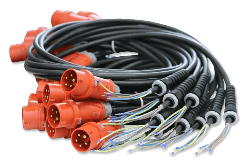 Aufgerollte Kabel mit konfektionierten Enden