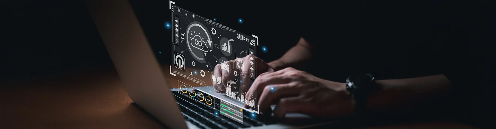 Hände eines Mannes die einen Laptop bedienen. Über der Tastatur schwebt eine garfische Darstellung verschiedenster Symbole, die im Zusammenhang mit Energiemanagement stehen.